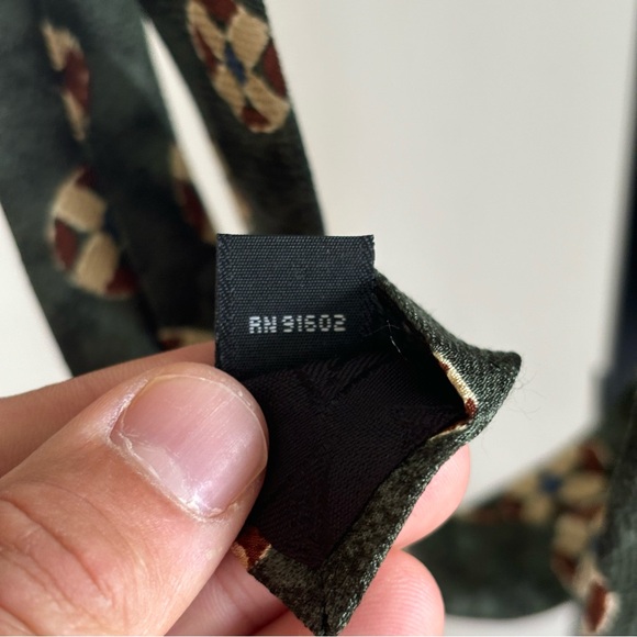 Vintage Guess Imported Silk Made in USA Green Geometric Tie Mens 58” L 4” W - Picture 7 of 7